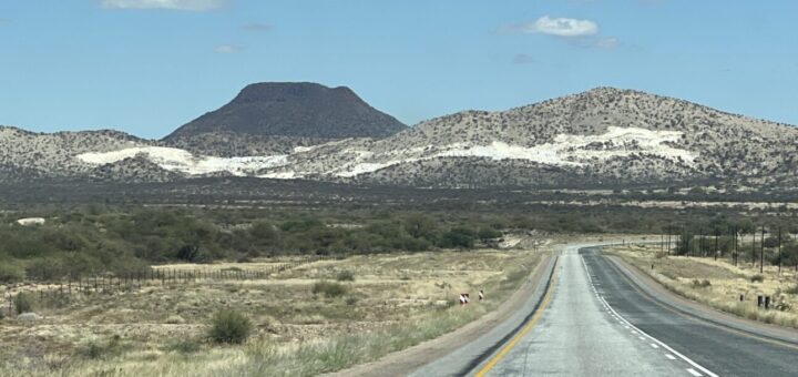 Eine Straße in Namibia; Berg